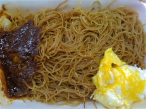 mee hoon with fried egg.