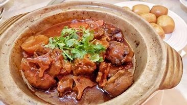 Braised Oxtail with Red wine 红酒焖牛尾煲